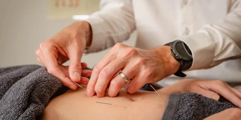 Acupuncture treatment for back pain in Perth at Willetton Chinese medicine clinic